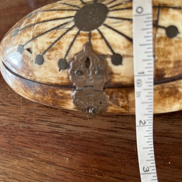 Ivory covered wood oval artesanal box - Picture 6 of 6
